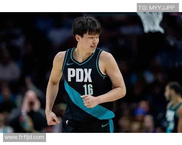 杨瀚森在垃圾时间表现亮眼抢下前场板并送出助攻但默契不足导致失误